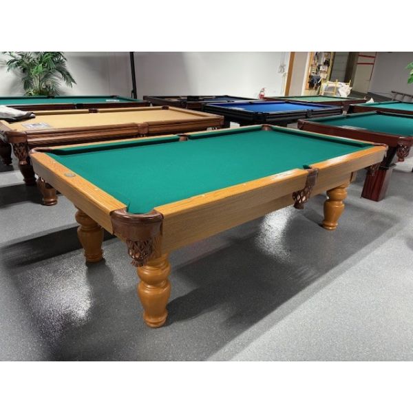 Palason Mont-Royal 8 foot used pool table with 1 inch thick natural slate Code : TABLE534PAL8P
Made with 1 inch thick slate, hardwood and engineered wood in Medium Oak finish, turned legs, genuine leather brown pockets and Green billiard cloth. Code :  T