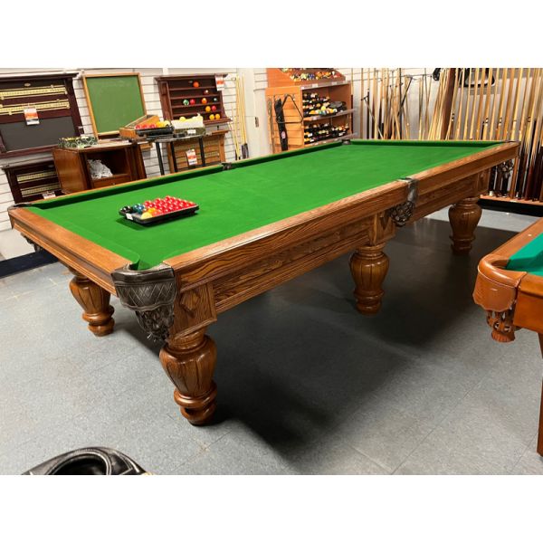 Dufferin brand 10 x 5 foot used snooker table with 1.5 inch thick slate and Green professional quality Championship billiard cloth. Made of solid hardwood with Medium Oak finish Code : TABLELIQ124
Includes a one year warranty and a used Snooker accessory