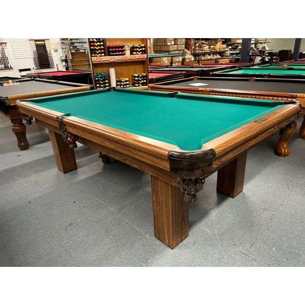 Dufferin Billiards 8 foot used pool table with 1 inch thick slate, genuine leather pockets, Classic Green Simonis Professional billiard cloth. Made in Canada with solid hardwood and laminate wood venner Code : TABLELIQ118
Includes a 1 year warranty and a