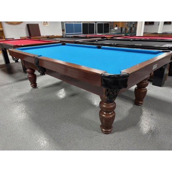 Palason Mont-Royal 8 foot used pool table with 1 inch thick natural slate Code : TABLE530PAL8P
Made with 1 inch thick slate, hardwood and engineered wood with Mahogany finish, turned legs, genuine leather pockets and Blue billiard cloth. Code :  TABLE530