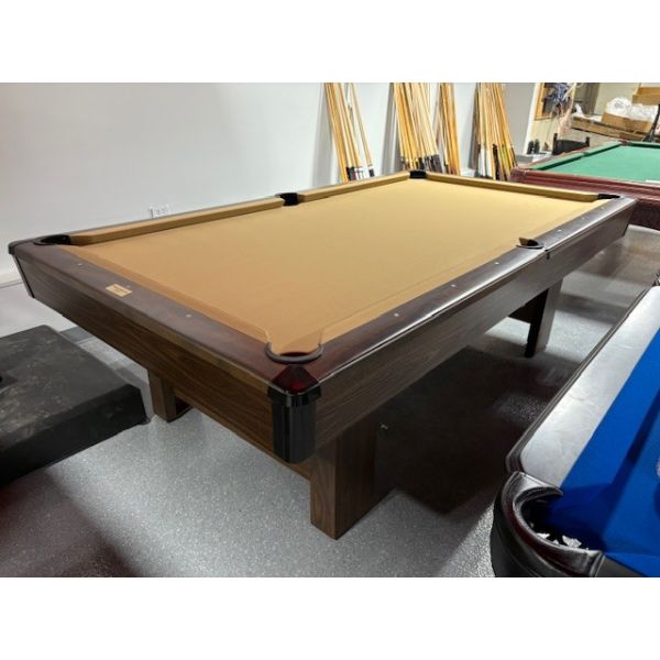 Brunswick Bristol used 8 foot pool table with real natural quarried slate and new Andy 600T Club billiard cloth. Made with engineered wood, rectangular legs, inset pockets et brand new Andy 600T Club fast professional style Beige billiard cloth with Stain