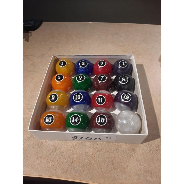 Modern looking marbled crystal effect pool balls. Available at our Palason Vaudreuil store location at 300 avenue St-Charles, Vaudreuil, Québec Canada